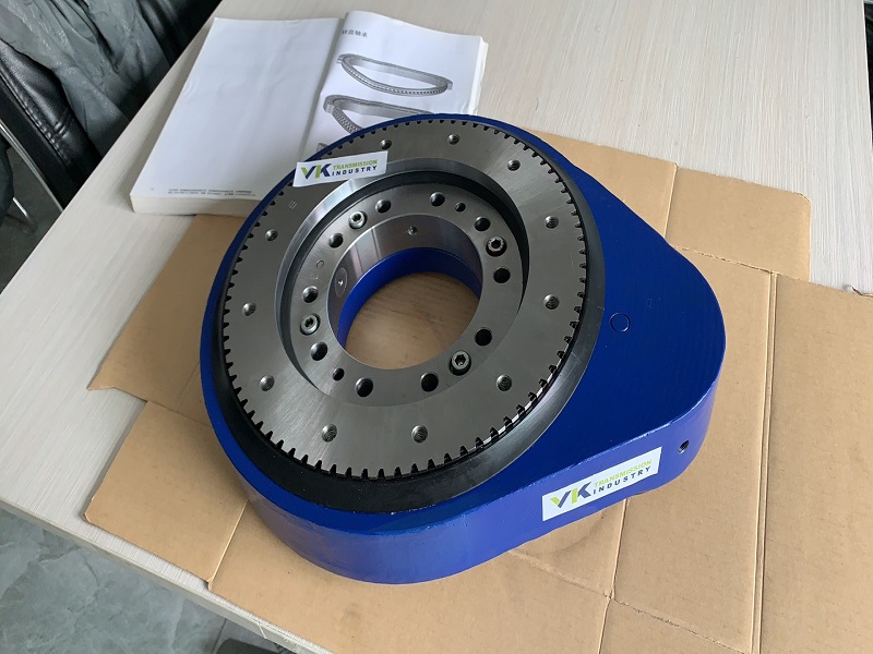 What are the ways of spur gear slewing drive self-locking?
